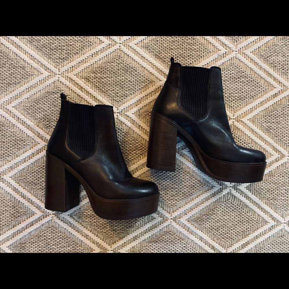Steve Madden REVISED PLATFORM BOOTIE size 8